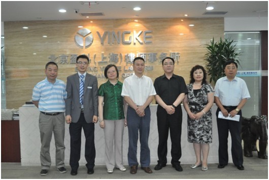 邰荀副局长(中)、黄绮副会长(右二)、应妹书记(左三)、米振荣局长(右三)、吴群副局长(左一)与董冬冬主任(左二)合影 邰荀副局长(中)、黄绮副会长(右二)、应妹书记(左三)、米振荣局长(右三)、吴群副局长(左一)与董冬冬主任(左二)合影