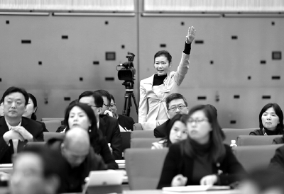 治理背街小巷 不能“三不管” 代表为城市精细...