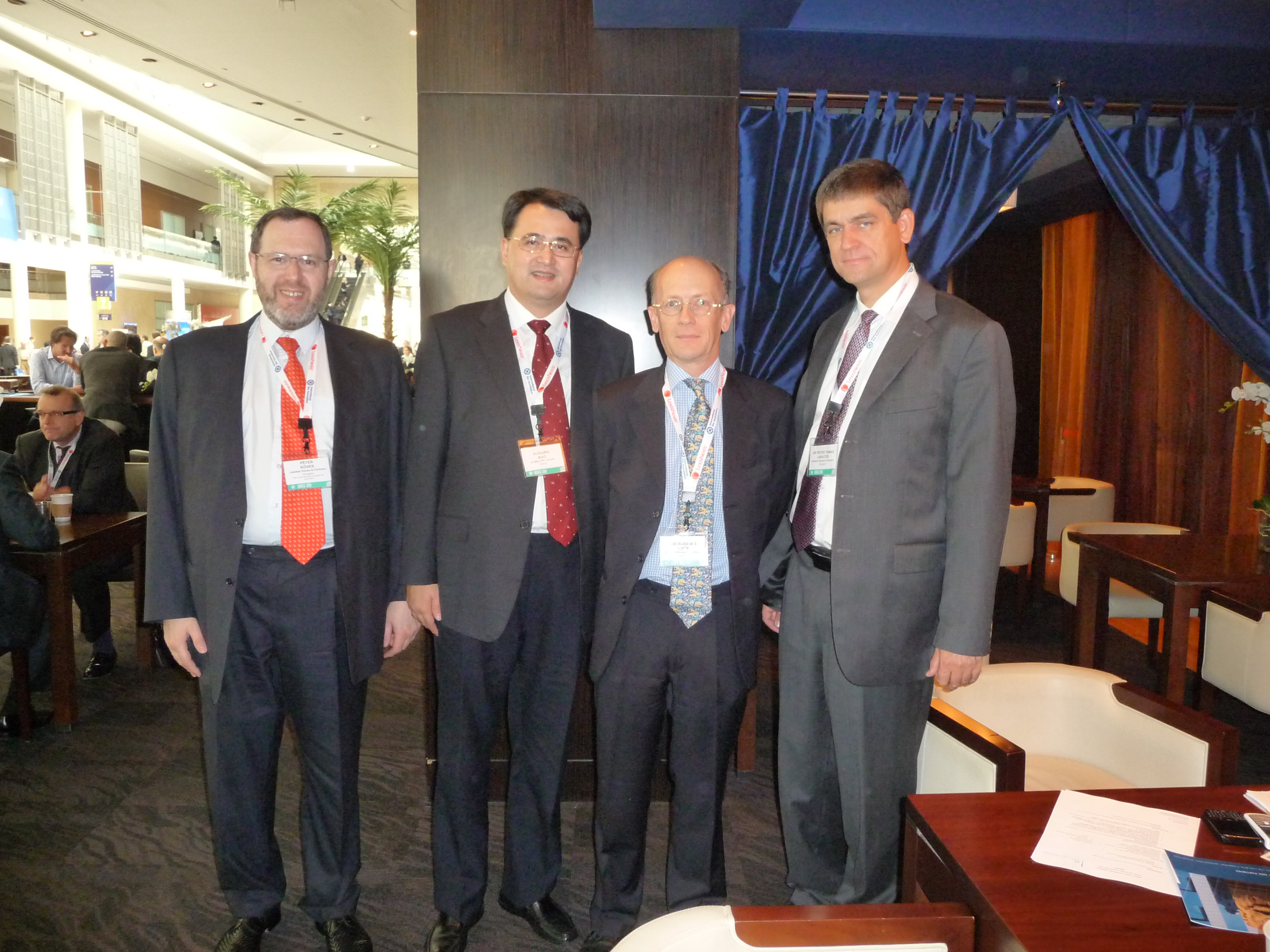 毛惠刚律师与各国律师代表合影留念2