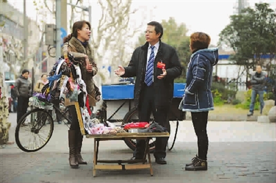 厉明代表与两个卖围巾袜子的女摊主交谈 记者 陈正宝 摄 厉明代表与两个卖围巾袜子的女摊主交谈 记者 陈正宝 摄